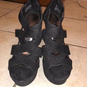 Steve Madden - madden girl- Black platform wedges